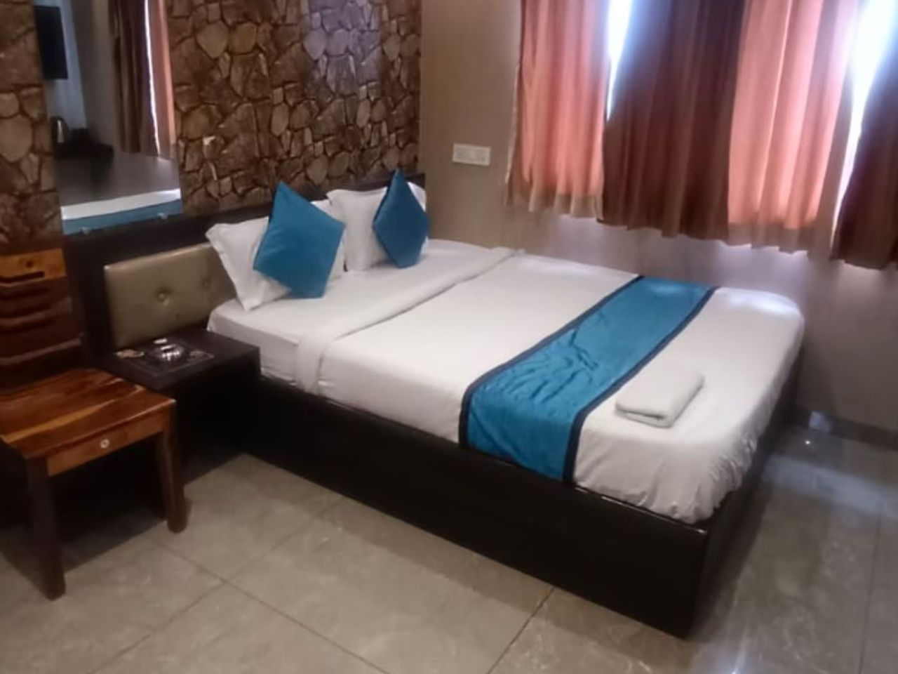 MadStays Signature Planet in Indore