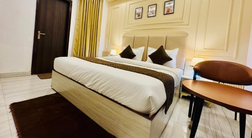 Hotel Classic Crowne in Delhi