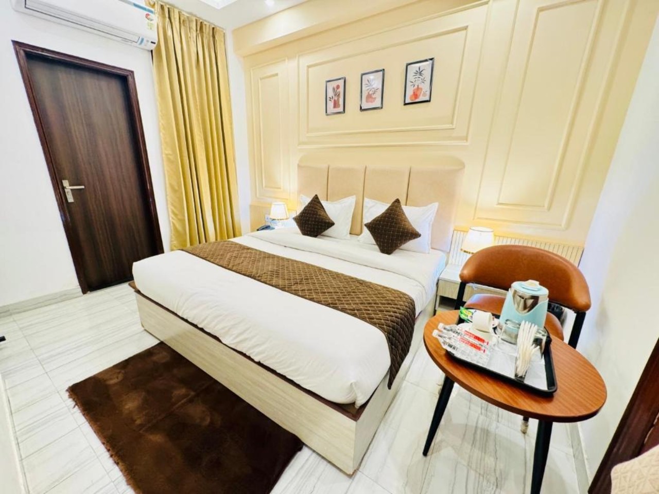 Hotel Classic Crowne in Delhi