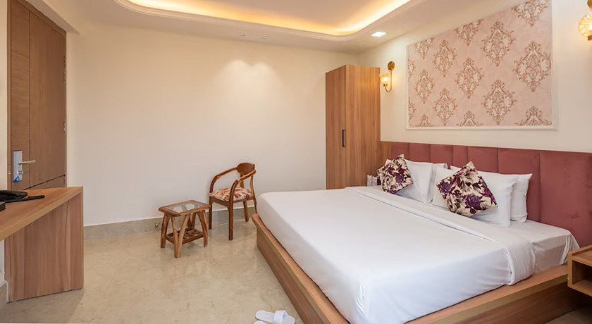 Qotel Signature - Golf Course Road in Gurgaon
